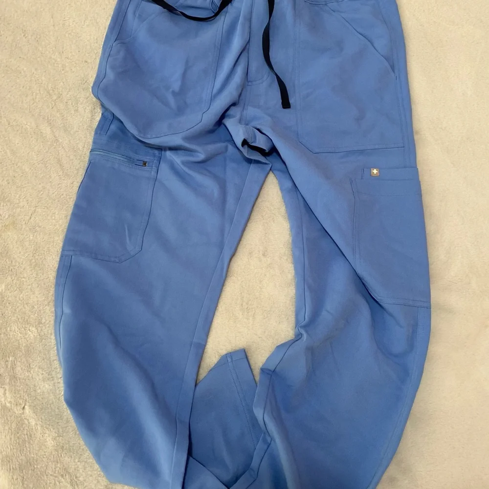Figs men’s Cairo light blue cargo NWT scrub pants